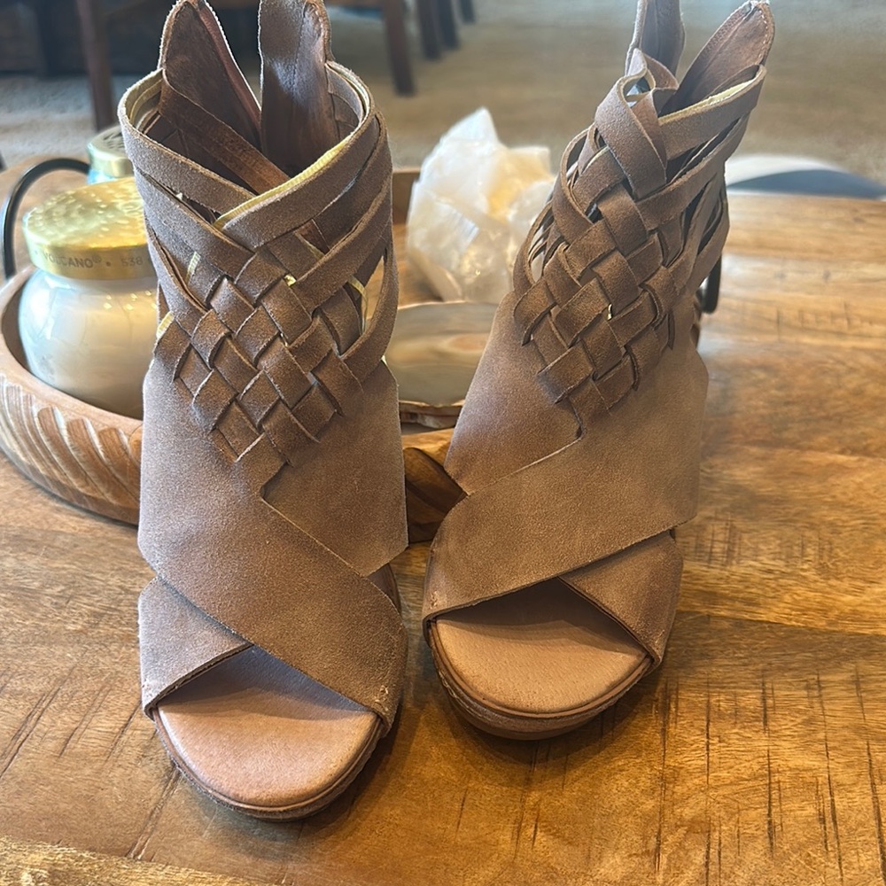 Antelope Tan Sandals Sz 39